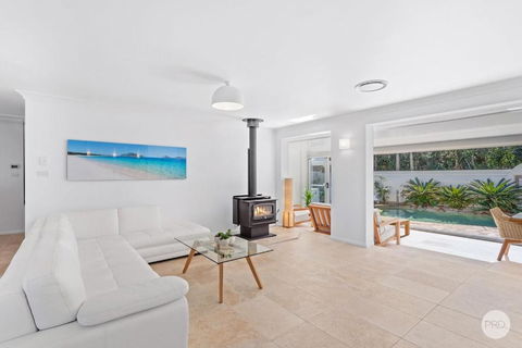 Aquablue Holiday Home - Hot Spa & Pool - 2m Walk To Beaches - Accommodation Whitsundays 3