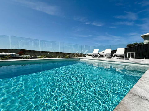 Aquila Beach Retreat - Accommodation Whitsundays 2