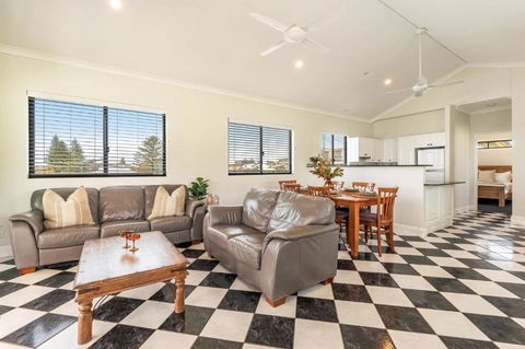 Arcoola 1 - Overlooking Main Beach - Accommodation Whitsundays 4