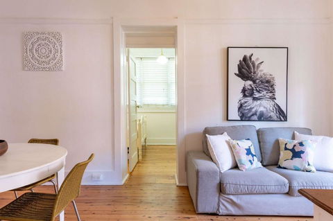 Art Deco 1 Bed Apt Close To Beach & CBD - Accommodation Whitsundays 0