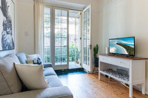 Art Deco 1 Bed Apt Close To Beach & CBD - Accommodation Whitsundays 1