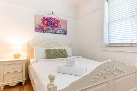 Art Deco 1 Bed Apt Close To Beach & CBD - Accommodation Whitsundays 3