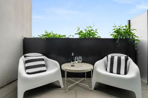 Art Deco - Collingwood Hideaway - Accommodation Whitsundays 2