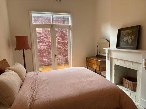Artsy North Melbourne 2-Bedder - Accommodation Whitsundays 4