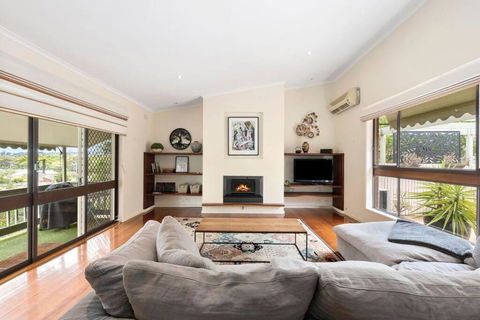 At The Hilltop - Sleeps 10 - Accommodation Whitsundays 0