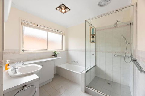 At The Hilltop - Sleeps 10 - Accommodation Whitsundays 1