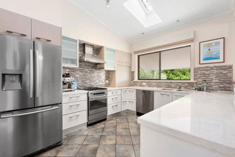 At The Hilltop - Sleeps 10 - Accommodation Whitsundays 3