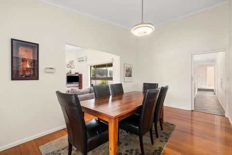 At The Hilltop - Sleeps 10 - Accommodation Whitsundays 4