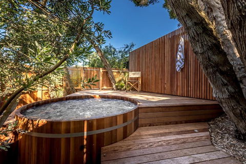 Aura Hot Tub Retreat - Unique Cedar Hot Tub Experience, 650m To Tyrone Foreshore - Accommodation Whitsundays 0