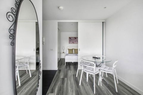 Aura Off Flinders Lane - A City Centre Balcony Abode - Accommodation Whitsundays 1
