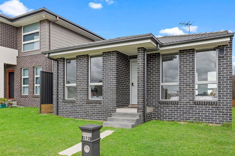 Austral Brand New 3Br House With WiFi & Parking - Accommodation Whitsundays 0