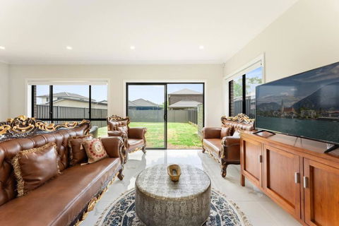 Austral Spacious Large 5 Br Home With Central AC - Accommodation Whitsundays 0