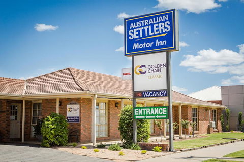 Australian Settlers Motor Inn - Accommodation Whitsundays 0