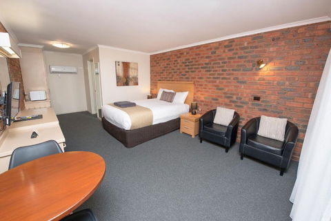 Australian Settlers Motor Inn - Accommodation Whitsundays 2
