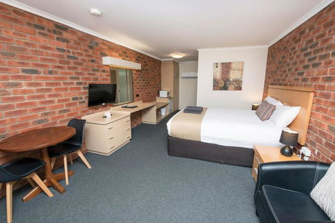 Australian Settlers Motor Inn - Accommodation Whitsundays 1