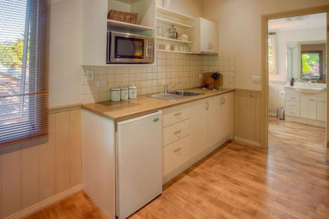 Autumn Abode Cottages - One - Accommodation Whitsundays 2