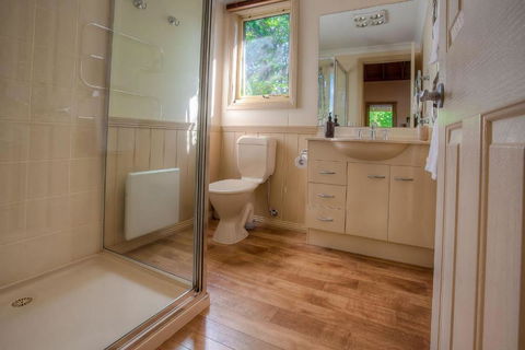 Autumn Abode Cottages - One - Accommodation Whitsundays 4