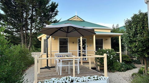 Autumn Beauty - Alpine Cottage 5 - Accommodation Whitsundays 0