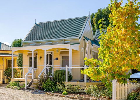 Autumn Beauty - Country Cottage 7 - Accommodation Whitsundays 0