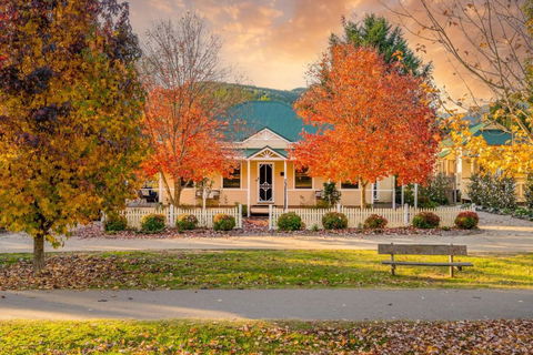 Autumn Beauty - Garden Cottage 4 - Accommodation Whitsundays 0
