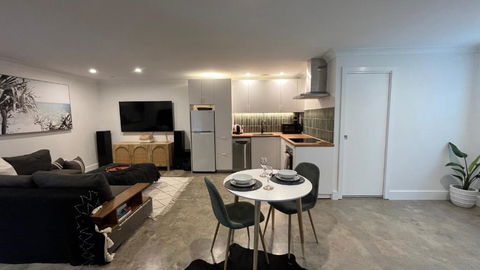 Avalon Beach Guesthouse - Accommodation Whitsundays 1