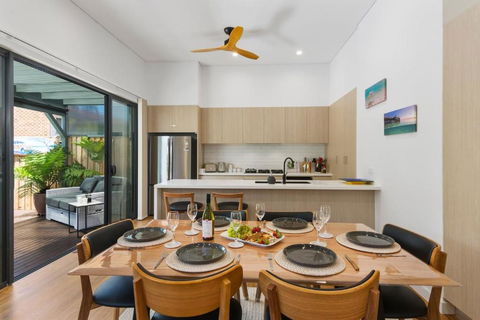 Avenue Escape - Contemporary Living At Corrimal - Accommodation Whitsundays 1