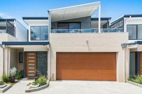Avenue Escape - Contemporary Living At Corrimal - Accommodation Whitsundays 2