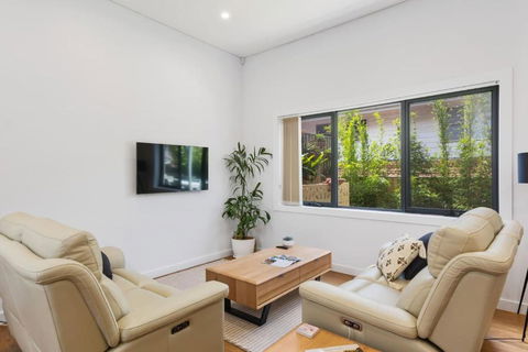 Avenue Escape - Contemporary Living At Corrimal - Accommodation Whitsundays 3