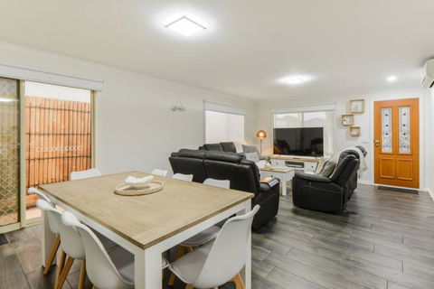 Avenue Family Retreat - Accommodation Whitsundays 0