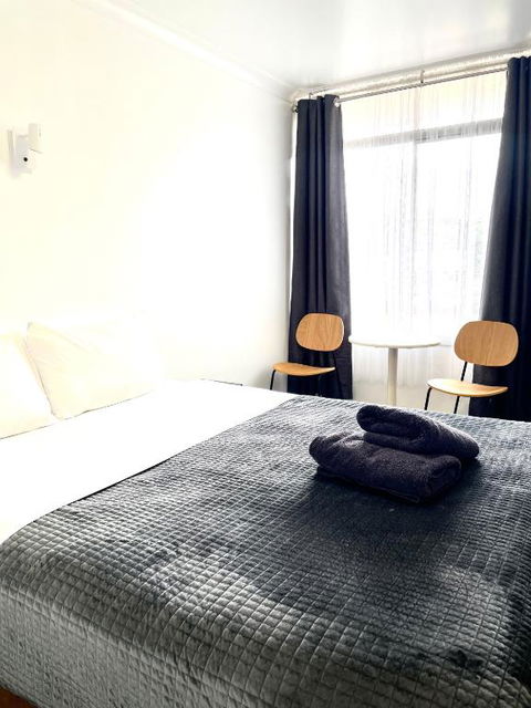 Avenue Motel - Accommodation Whitsundays 0
