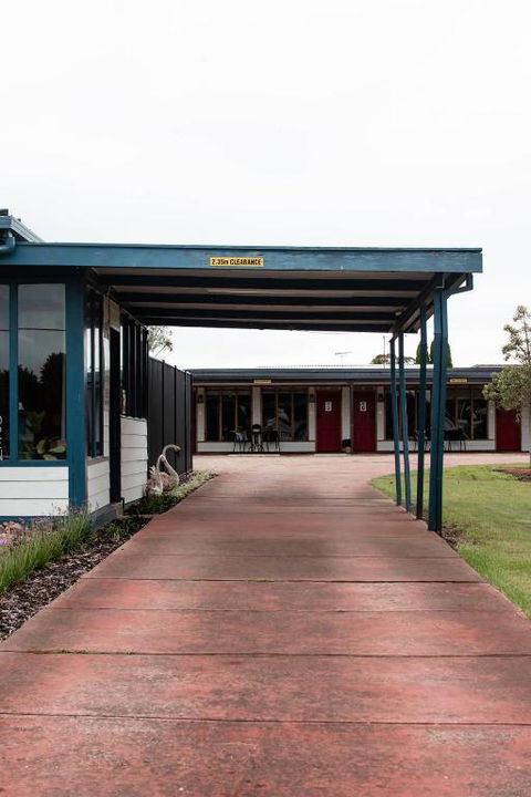 Avon River Inn - Accommodation Whitsundays 1