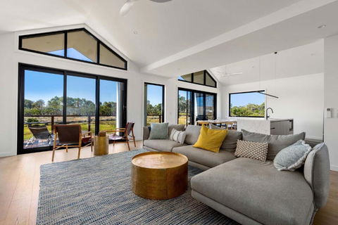 Awakening Broadbeach - Wifi, Linen - Accommodation Whitsundays 0