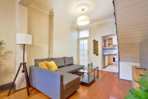Awesome 2 Bedroom House Surry Hills - Accommodation Whitsundays 2