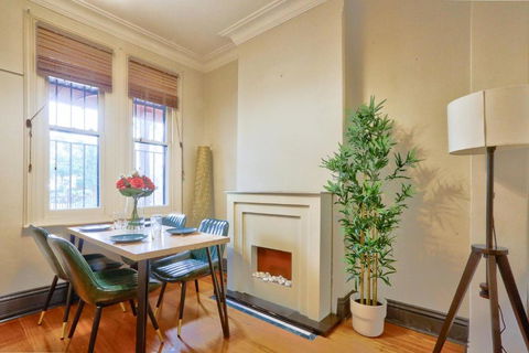 Awesome 2 Bedroom House Surry Hills - Accommodation Whitsundays 4
