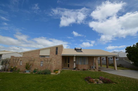 Ayres Rocks - Accommodation Whitsundays 0