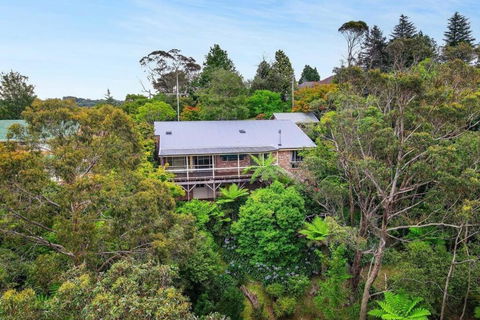 Azimuth - Spacious Family Retreat With City Views - Accommodation Whitsundays 0