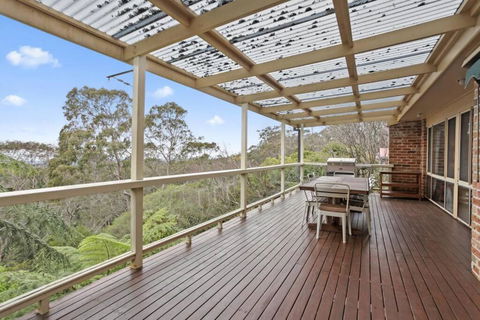 Azimuth - Spacious Family Retreat With City Views - Accommodation Whitsundays 3