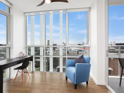 As The Sun Sets - Modern And Spacious 2BR Zetland Apartment Facing The Setting Sun - Accommodation Whitsundays 3