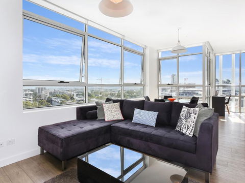 As The Sun Sets - Modern And Spacious 2BR Zetland Apartment Facing The Setting Sun - Accommodation Whitsundays 0