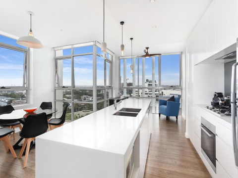 As The Sun Sets - Modern And Spacious 2BR Zetland Apartment Facing The Setting Sun - Accommodation Whitsundays 2