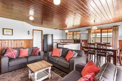 Apollo Bay Cottages- Hopetoun - Accommodation Whitsundays 1