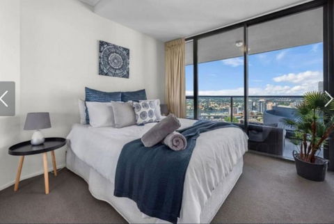 AU1 - Aurora Skyscraper CBD For Business Or Pleasure - Accommodation Whitsundays 3