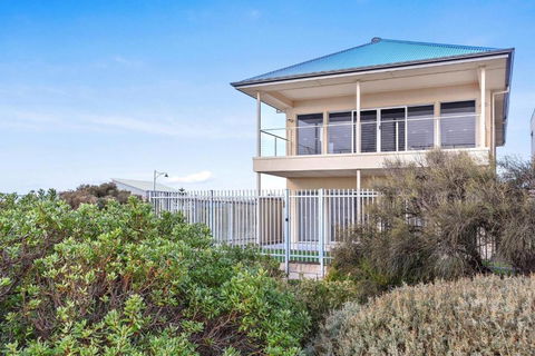 Avaya Sellicks Beachfront Getaway- Wifi - Accommodation Whitsundays 4