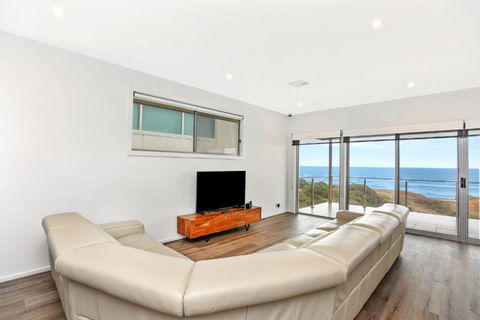 Avaya Sellicks Beachfront Getaway- Wifi - Accommodation Whitsundays 2