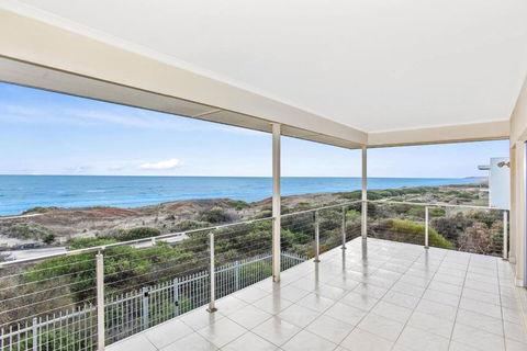 Avaya Sellicks Beachfront Getaway- Wifi - Accommodation Whitsundays 1
