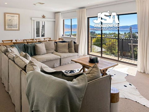 Avalon - Accommodation Whitsundays 0