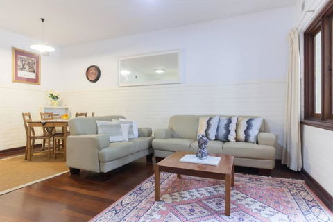 B2 Crawley Apartment 1 BRM & Sleepout Near UWA - Accommodation Whitsundays 0