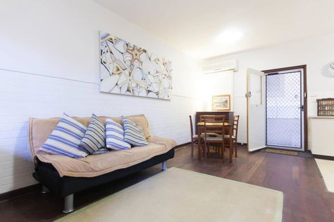 B3 Crawley Apartment 1 BRM & Sleepout Near UWA - Accommodation Whitsundays 0