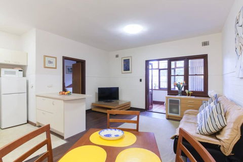 B3 Crawley Apartment 1 BRM & Sleepout Near UWA - Accommodation Whitsundays 2