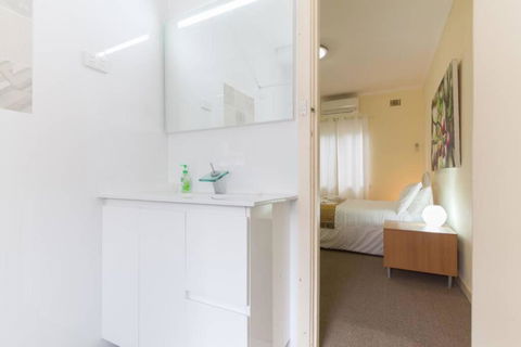 B5 Crawley Apartment 1 BRM & Sleepout Near UWA - Accommodation Whitsundays 2